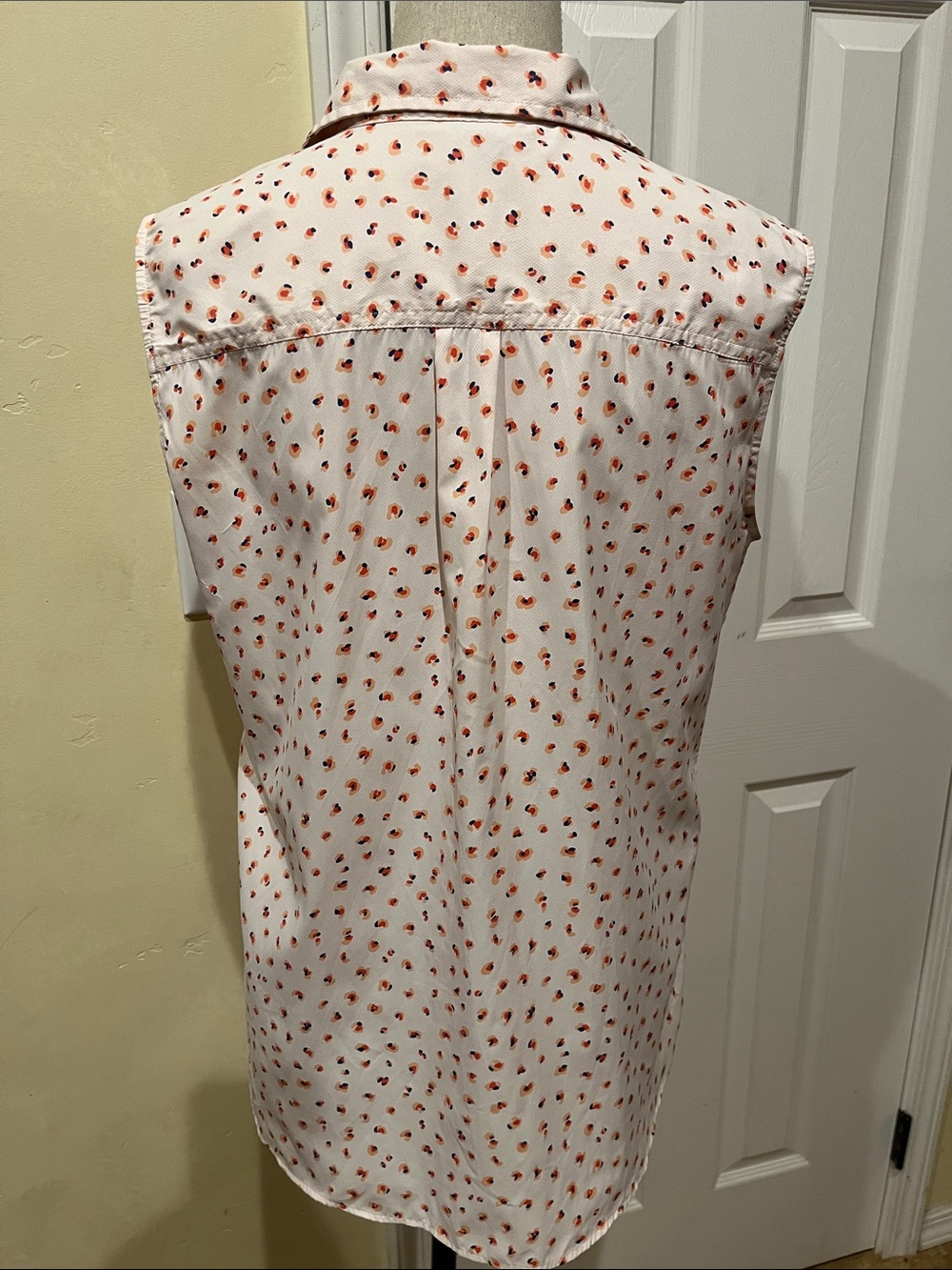 Eddie Bauer Light Pink Sleeveless Button-Down Quick-Dry with Floral Print - Picture 5 of 6